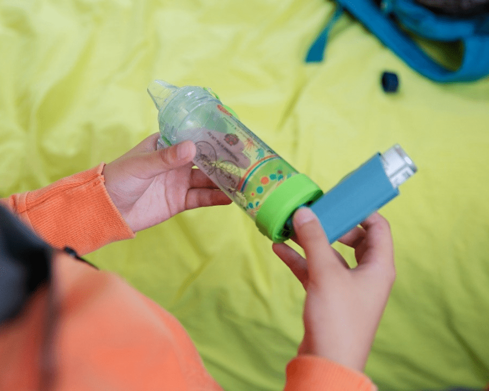 Image showing a child's hands holding an asthma pump
